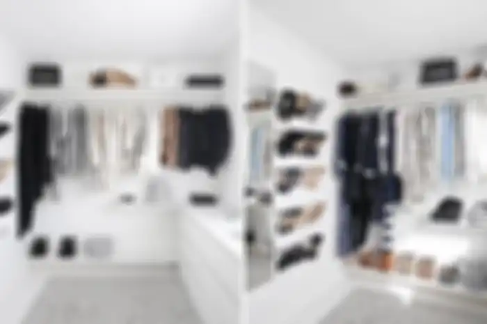 Walk-in closet di rumah mungil bisa dihadirkan dengan penggunaan rak terbuka.
