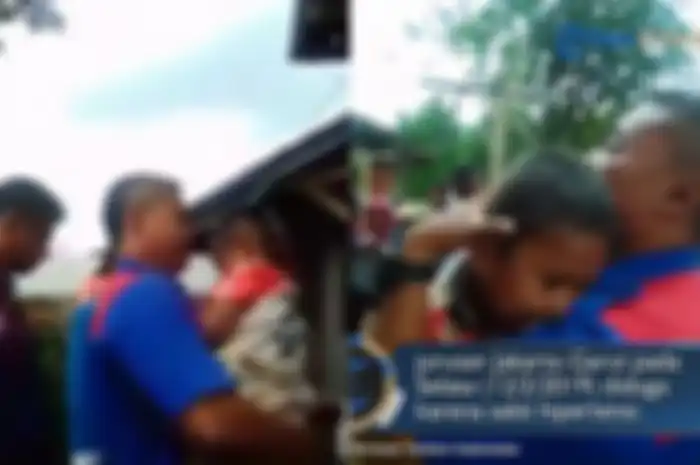 Awak PO Primajasa menggendong seorang anak Nurhayati, perempuan yang ditemukan meninggal saat naik Bus Primajasa. Nurhayati naik bus bersama tiga orang anaknya. 