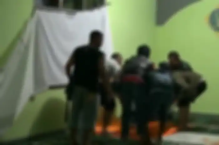 Jenazah Maslikhin yang tewas dibunuh saat salat sedang dievakuasi dari Masjid Miftahul Falah, Sukasari, Sumedang, Kamis (14/2/2019) malam. 