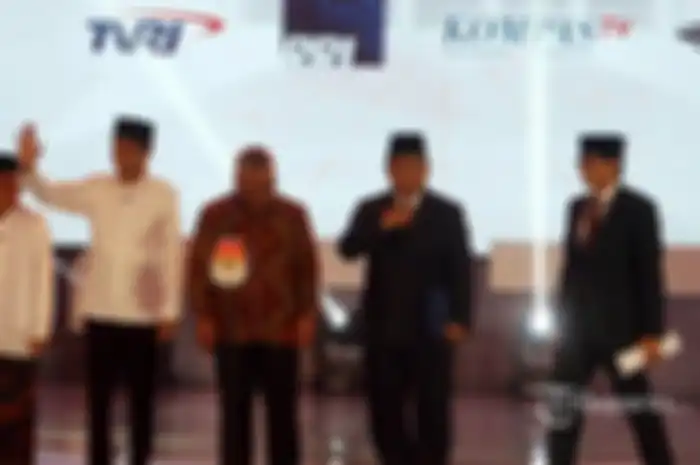 Pasangan Capres-Cawapres 01 Joko Widodo dan Maaruf Amien, serta Capres-Cawapres 02 Praowo Subianto dan Sandiaga Uno, berfoto bersama Ketua KPU Arief Budiman saat akan dimulainya Debat Perdana Capres dan Cawapres di Hotel Bidakara, Jakarta Selatan, Kamis (17/1/2019).