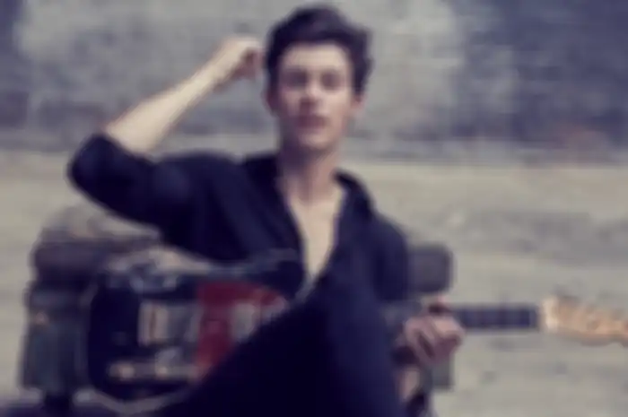 Shawn Mendes aja berantakin rambutnya terus kalo lagi tampil