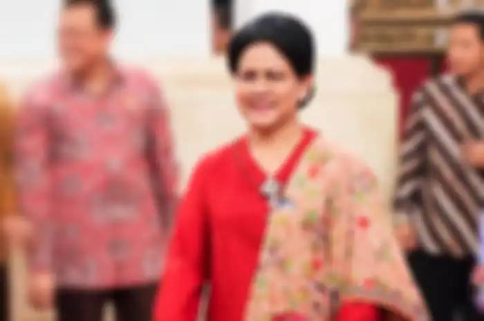 Kenakan sendal jepit, penampilan Iriana Jokowi curi perhatian
