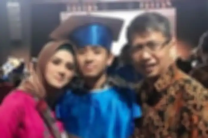 Mulan Jameela dan mantan suaminya, Harry Nugraha, saat menghadiri acara kelulusan sekolah anak kedua mereka, Dafy