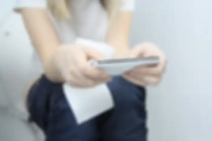 Buang air besar sambil bermain smartphone