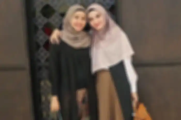 Tampil dengan tas mewah yang mirip, penampilan Laudya Cynthia Bella dan Zaskia Sungkar kompak banget!