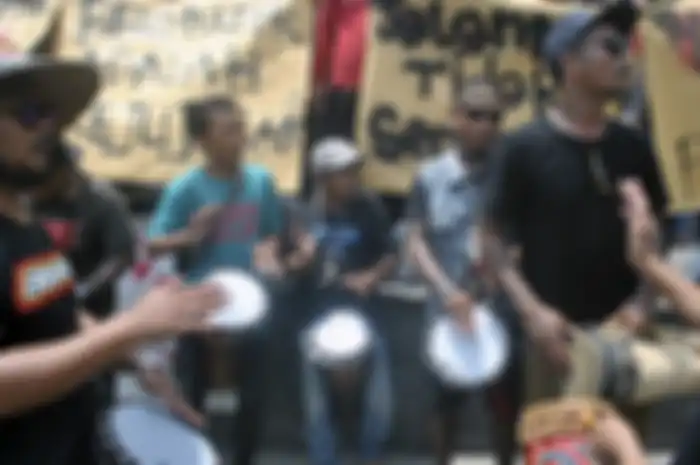 Komunitas musisi jalanan melakukan aksi unjuk rasa menolak RUU Permusikan di Tepas Lawang Salapan, Kota Bogor, Jawa Barat, Minggu (10/2/2019). Dalam aksinya mereka menolak RUU Permusikan karena  akan membelenggu kebebasan berekspresi serta membatasi kreativitas musisi untuk berkarya.