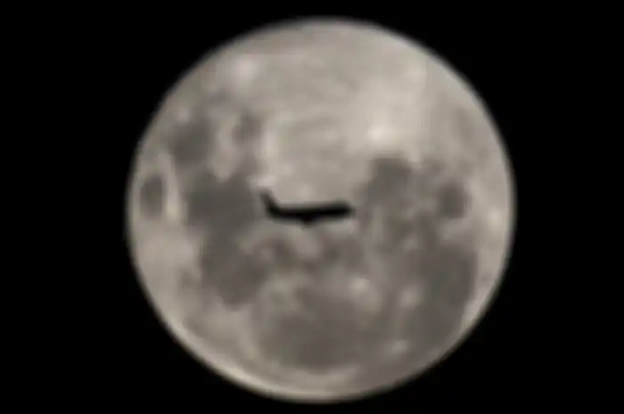 Sebuah pesawat Embraer 190-100IGW dari Aerolineas Argentinas, dalam penerbangan reguler dari Buenos Aires ke kota Argentina Bahia Blanca, melintas di depan Supermoon, Selasa (19/2/2019). Fenomena Supermoon kali ini yang disebut juga dengan Super Snow Moon terjadi saat bulan berada pada titik perige 