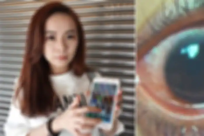 Terbiasa Pakai HP dengan Kecerahan Maksimal, Yang Terjadi Pada Mata Wanita Ini Sungguh Mengerikan
