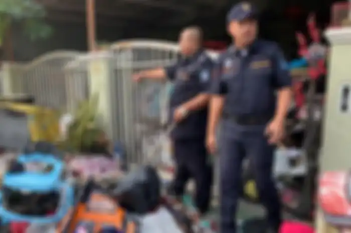 Rumah yang didatangi petugas ini penuh dengan sampah.
