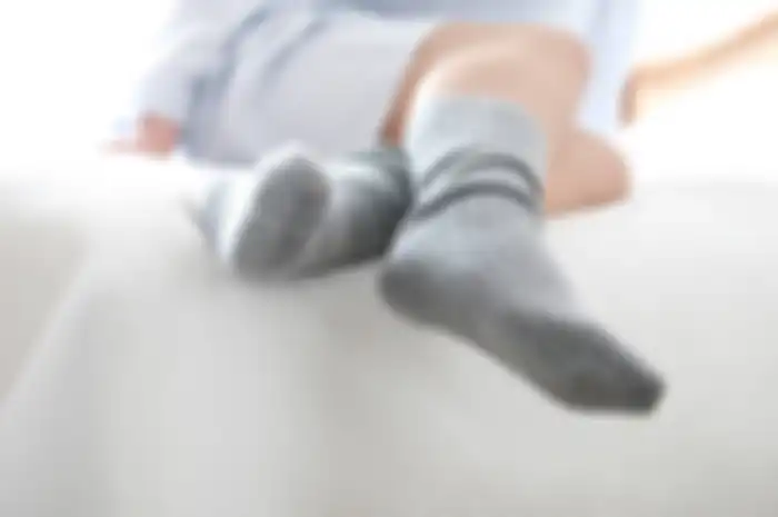 Tidur dengan alas kaki memebri efek postitif.