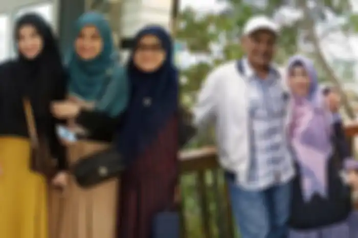 Ibu kandung dan ibu sambung Shireen Sungkar tampil kompak saat bikin vlog bareng
