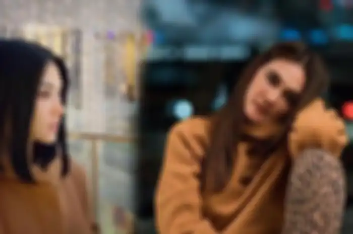 Beredar foto Luna Maya dan Syahrini makan dan merokok bersama
