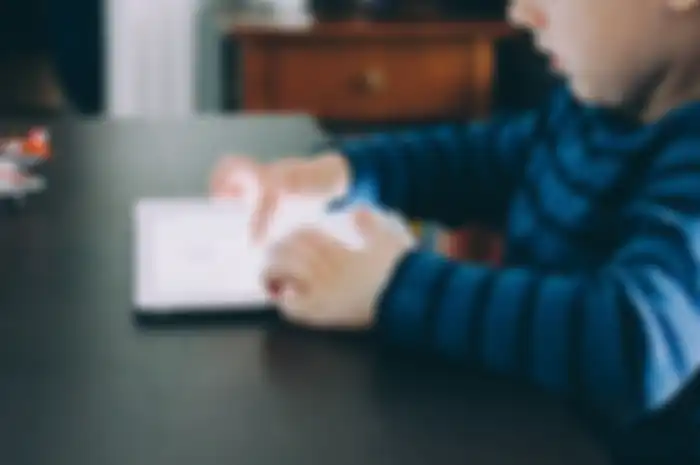 Ilustrasi anak kecanduan gadget