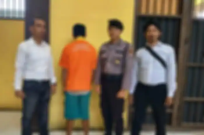 Tersangka A (baju tahanan) diapit oleh penyidik Satreskrim Polres Bulungan di rumah tahanan Polres, Rabu (27/2/2019).