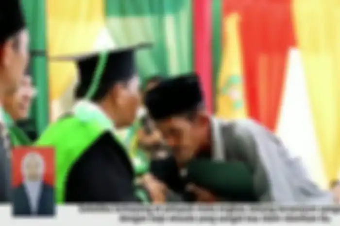 Menyalami Rektor seusai menerima ijazah anaknya.