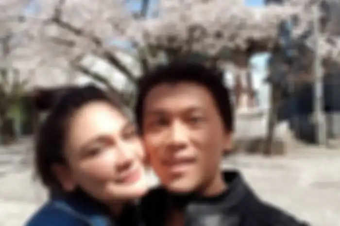 Berlabuh di Syahrini, Beredar Video Luna Maya dan Reino Barack Bak Prawedding di Jepang!