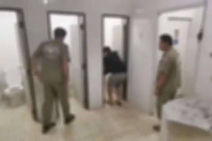 Polisi menemukan bayi di dalam toilet kantornya.