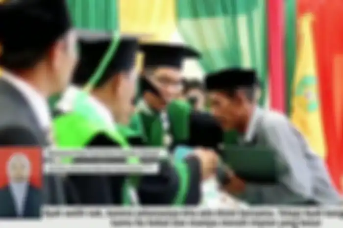 Momen mengharukan saat nama Rina Muharrami dipanggil MC sang bapak tersebut menghampiri podium dan seperti layaknya mahasiswa lain, Rektor UIN ARr Raniry Prof Warul Walidin menyerahkan sebuah map tanda kelulusan sebagai sarjana.