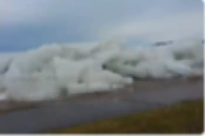 Tsunami es yang terjadi di danau Eire