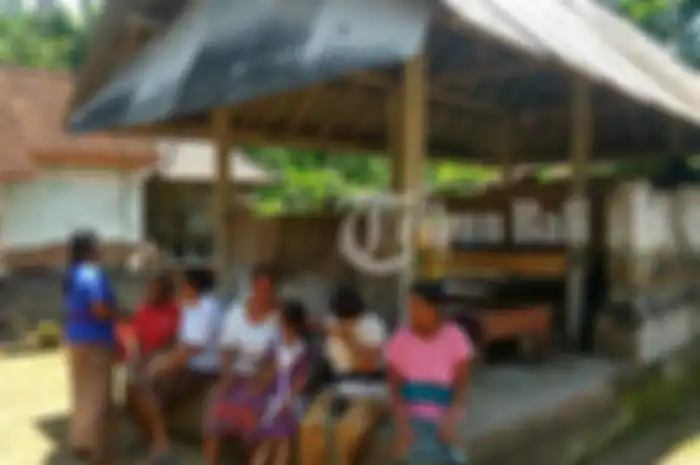 Sejumlah keluarga tampak berduka atas kematian Wayan Meja yang meninggal dalam kondisi mengenaskan di By Pass Ida Bagus Mantra Ketewel, Gianyar, Bali, Kamis (28/2/2019) 
