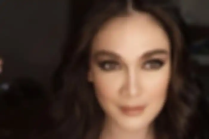 Luna Maya tampil berhijab.