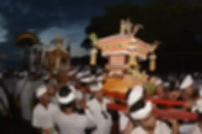 Umat Hindu membawa benda-benda sakral saat melaksanakan ritual Melasti rangkaian pelaksanaan Karya Agung Panca Wali Krama di Pantai Watu Klotok, Klungkung, Bali, Sabtu (2/3/2019). Ribuan warga  Hindu dari berbagai daerah mengikuti ritual Melasti yang merupakan rangkaian Karya Agung Panca Wali Krama 