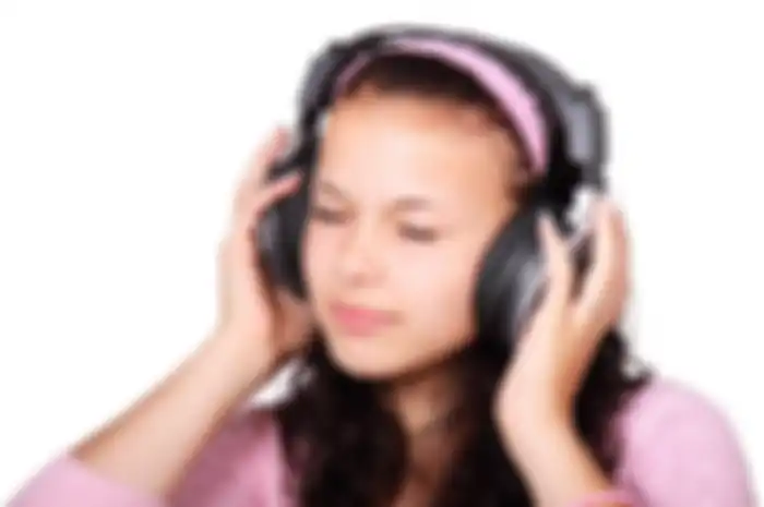 Anak-anak mendengarkan musik.