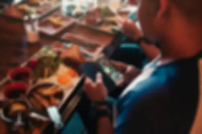 makan sambil main hape 