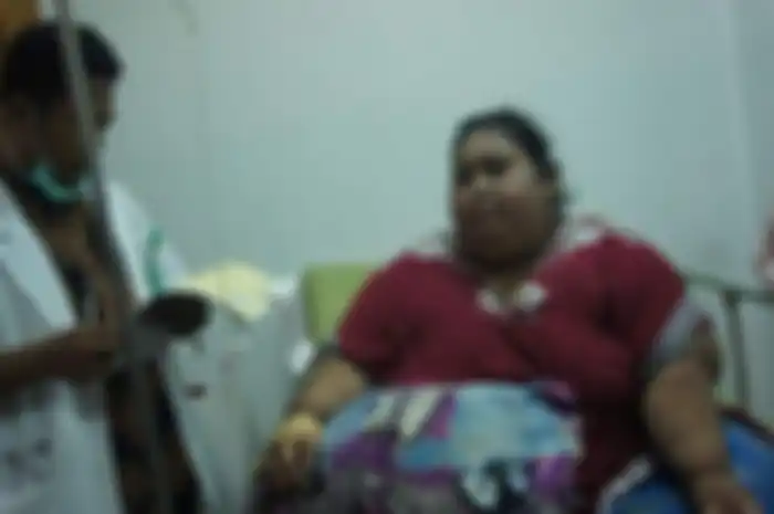 Sunarti (39), perempuan berbobot 148 kilogram asal Karawang yang mengalami obesitas lantaran kerap ngemil mi dan bakso saat dirawat di RSUD Karawang, Rabu (30/1/2019). 
