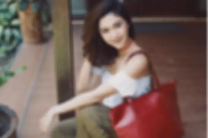 Lama tak muncul di dunia hiburan, Nana Mirdad tampil seksi dengan bikini motif batik!