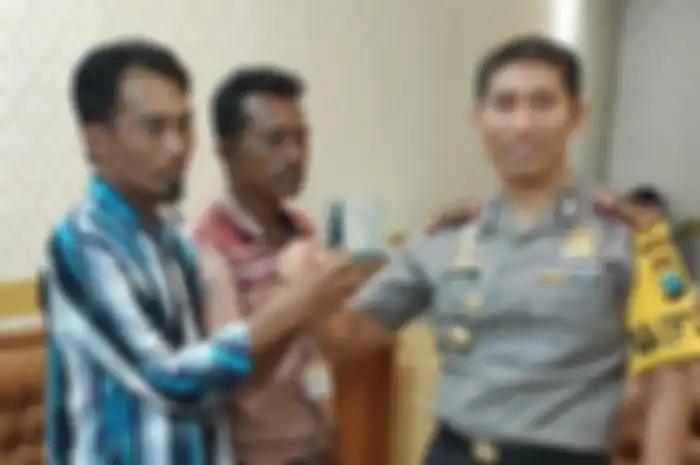 Kapolres lumajang AKBP M Arsal Sahban damaikan dua orang sopir yang terlibat carok gara-gara berebut janda. 