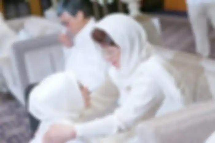 Syahrini sungkeman dengan Reiko Barack