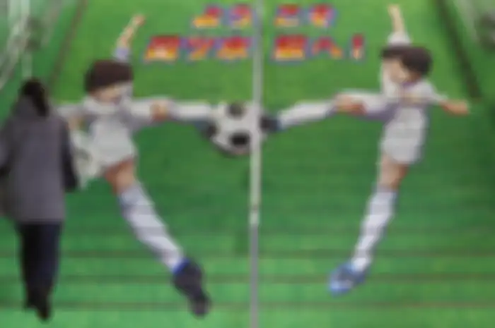 Stasiun ini didesain dengan nuansa Captain Tsubasa