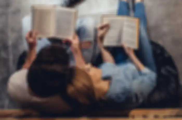 Cewek cowok baca buku 