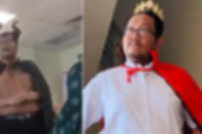 Kamarul Arifin, dosen Universiti Pendidikan Sultan Idris (UPSI) memakai kostum tokoh animasi saat mengajar mahasiswanya.