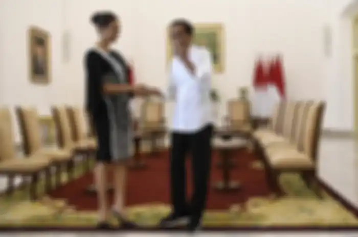 Presiden Joko Widodo (kanan) menerima Miss Universe 2018 Catriona Elisa Magnayon Gray Puteri Indonesia 2018 di Istana Bogor, Jawa Barat, Senin (11/3/2019). Pertemuan tersebut dihadiri oleh sebanyak 44 finalis Puteri Indonesia 2018 dan Miss Universe 2018.