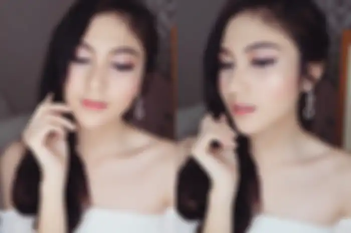 Gaya Seksi Denira Wiraguna dengan Pakaian Off-Shoulder