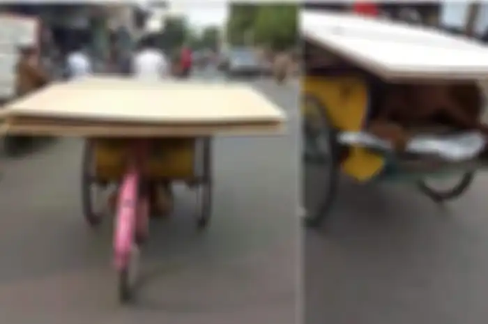 Mbah Jhoni rela antar triplek dengan cara mengkayuh becak dari bawah demi bisa membawakan makan untuk keluarganya.