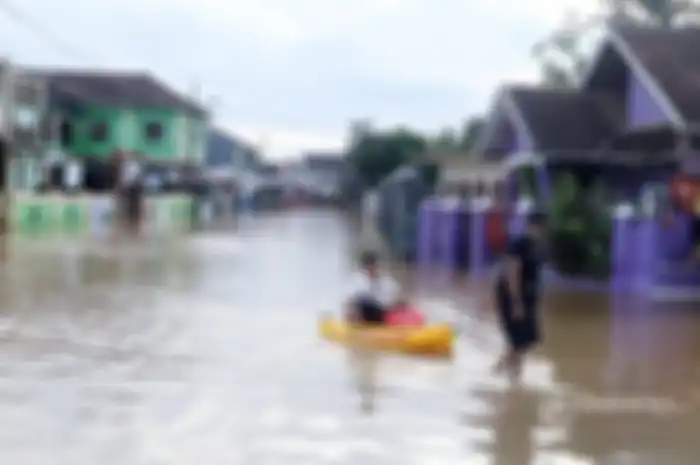 Banjir di permukiman karena meluapnya roil lingkungan karena intensitas hujan yang tinggi.