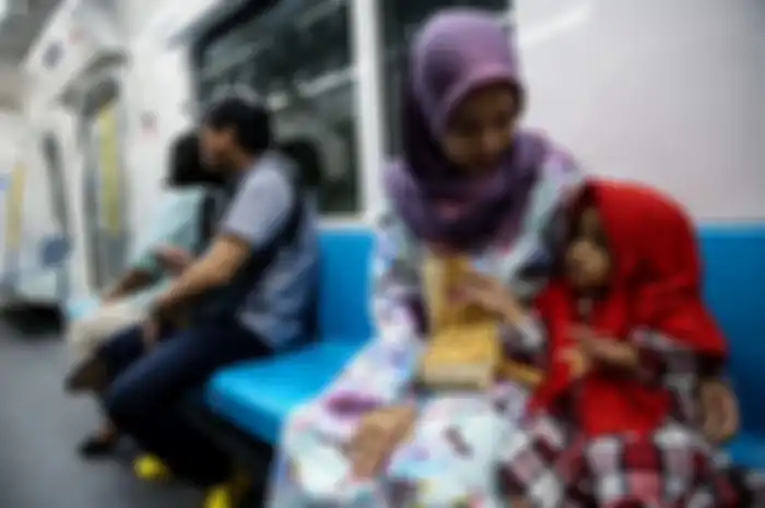 Suasana masyarakat saat mengikuti kegiatan uji coba kereta MRT fase 1 lintas Lebak Bulus-Bundaran Hotel Indonesia (HI) di Jakarta, Selasa (12/3/2019). Uji coba publik kereta MRT fase 1 dilakukan mulai 12-23 Maret 2019. Hingga 11 Maret, tercatat 184.738 orang yang mendaftar untuk mengikuti rangkaian 