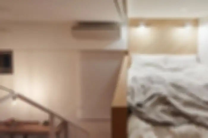 Area mezanine di atas kamar mandi yang diubah menjadi tempat tidur