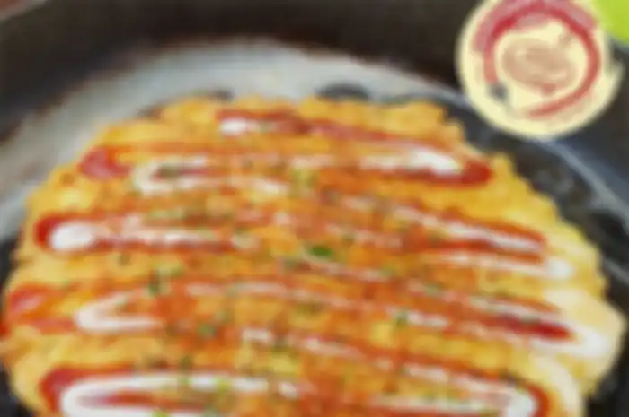 Suka Makanan Jepang? Coba Okonomiyaki Bertoping Keripik Murah Meriah Ini, deh!