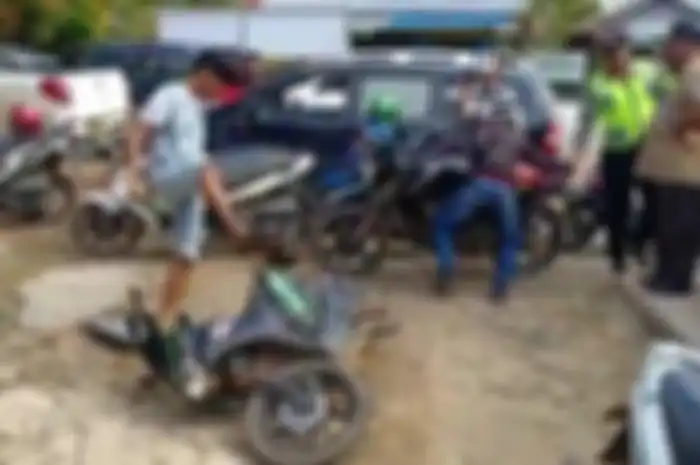 Mengira ditilang polisi, cowok di Tana Tidung, Kalimantan Utara ini 'unboxing' motor miliknya.