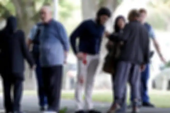 Orang-orang berdiri di jalan seberang masjid di Christchurch, Selandia Baru 