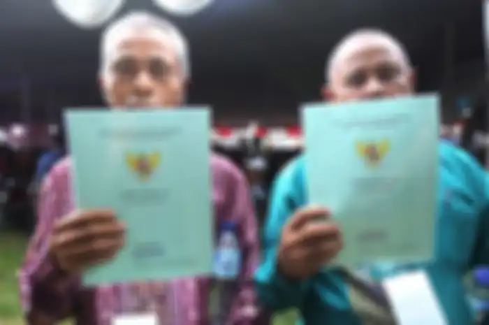 Sejumlah warga mendapatkan sertifikat tanah dari Presiden Republik Indonesia Joko Widodo (Jokowi) saat acara penyerahan sertifikat tanah di Serpong, Tangerang Selatan, Banten, Rabu (11/10/1017). Jokowi menyerahkan 10.100 sertifikat tanah kepada warga Tangerang Raya.
