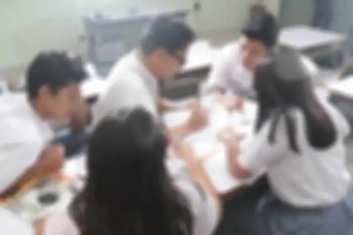 (foto ilustrasi) anak SMA ngerjain tugas di kelas 