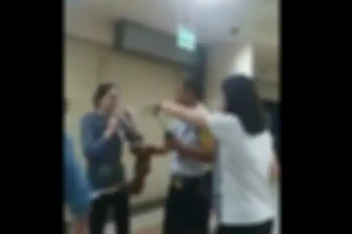 Video keributan antara dua wanita di WC umum mal kawasan Jakarta yang viral.
