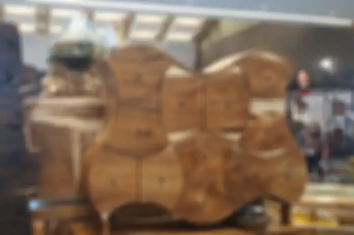 Kabinet kayu terbuat dari kayu suar dan sonokeling