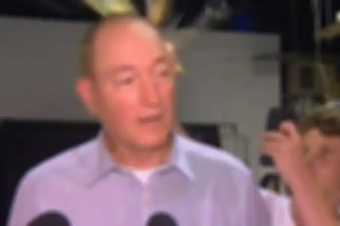 Will Connolly saat menimpuk kepala Senator Fraser Anning menggunakan telur.