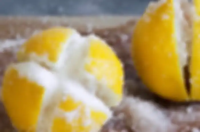 Potong Lemon Jadi 4 Bagian Lalu Isi dengan Garam